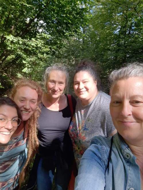 Gruppenfoto der Kursteilnehmerinnen in der Natur