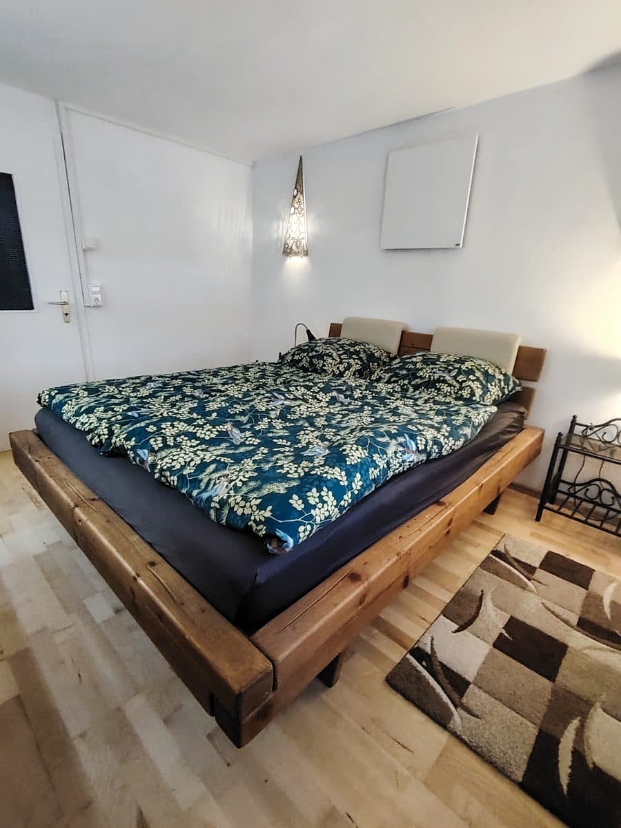 Schlafzimmer mit großem Doppelbett