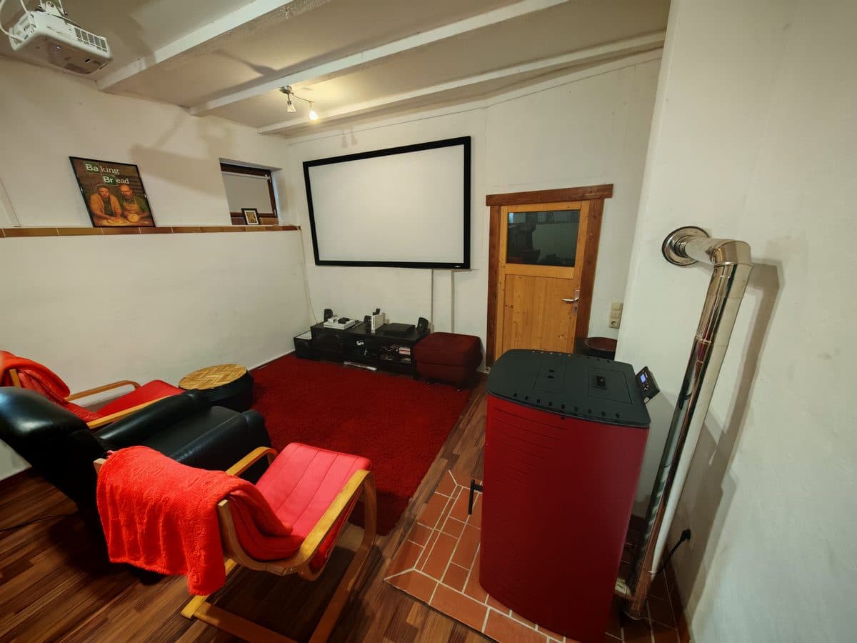 Seminarraum mit Projektor und Pelletofen